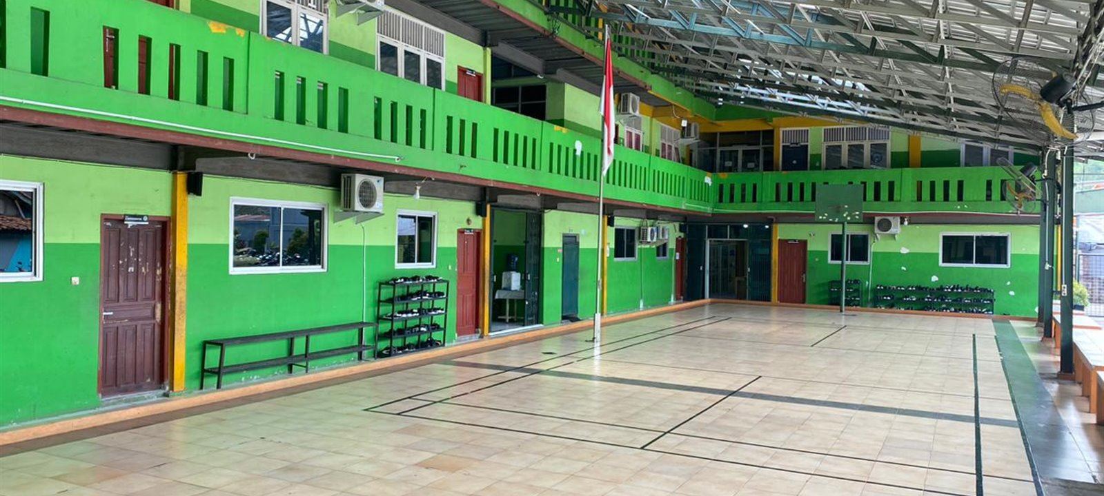Gedung SMK Bina Husada Mandiri Bekasi dengan lapangan serbaguna beratap